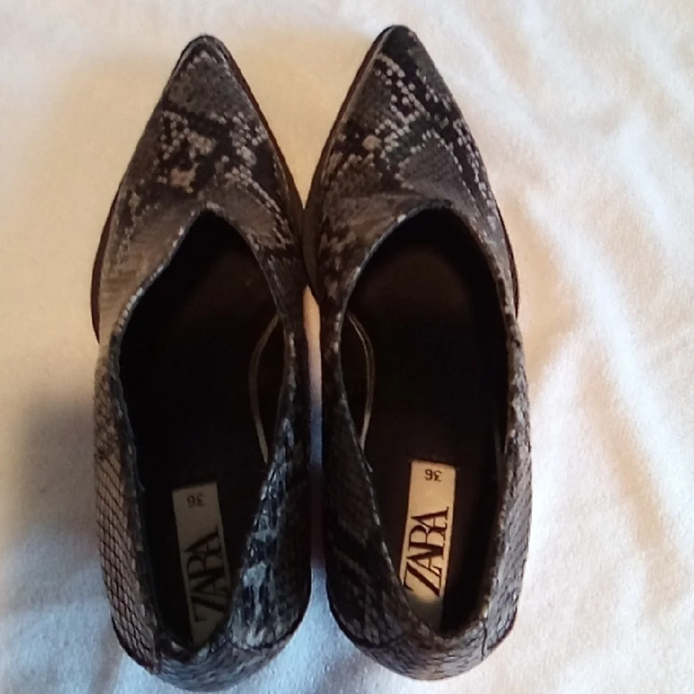 Zara Black Ankle Boots with Sleek Pointed Toe - Picture 2 of 8
